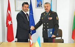 Начальник Генерального штаба Вооруженных сил Украины и начальник Генерального штаба Вооруженных сил Турции после подписания договора. Фото со страницы Генштаба Украины на Facebook