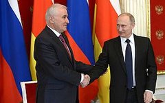 Президент Южной Осетии Л. Тибилов и президент России В. Путин. Фото с сайта ru.wikipedia.org