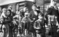 Беженцы-фольксдойче, уезжающие из Чехии. 1945 год. Фото с сайта ru.wikipedia.org