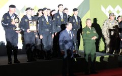 Министр обороны Сергей Шойгу и Генеральный директор УВЗ Олег Сиенко вручают награды победителям танкового биатлона