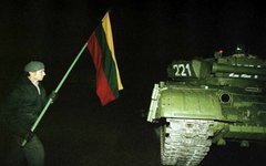 Один из протестующих с флагом около советского танка. Ночь 13 января 1991 года. Фото с сайта ru.wikipedia.org