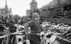 Солдаты бросают фашистские штандарты к Мавзолею