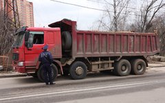 © KM.RU, Алексей Белкин Сотрудник ДПС у грузовика © KM.RU, Алексей Белкин