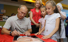 Владимир Путин с детьми © РИА Новости, Алексей Дружинин Владимир Путин с детьми © РИА Новости, Алексей Дружинин