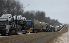 Пробка на трассе М-10 © РИА Новости, пресс-служба МЧС России Пробка на трассе М-10 © РИА Новости, пресс-служба МЧС России