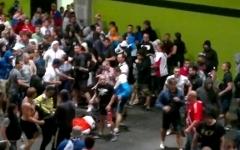 Драка в Вроцлаве. Скриншот с видео пользователя oleksiak на YouTube Драка в Вроцлаве. Скриншот с видео пользователя oleksiak на YouTube