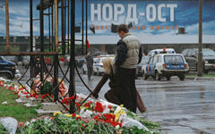 Возложение цветов на месте теракта © РИА Новости, Александр Поляков Возложение цветов на месте теракта © РИА Новости, Александр Поляков