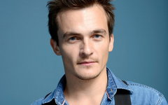 http://ic1.static.km.ru/sites/default/files/imagecache/240x150/img/news/2014/1/10/kinopoisk.ru-Rupert-Friend-2278198.jpg