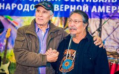 Гойко Митич и настоящий индеец. Фото предоставлено организаторами фестиваля Гойко Митич и настоящий индеец. Фото предоставлено организаторами фестиваля