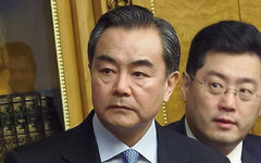 Ван И (в центре). Фото с сайта voachinese.com Ван И (в центре). Фото с сайта voachinese.com