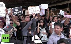 Протестующие в Бангкоке. Кадр телеканала Russia Today Протестующие в Бангкоке. Кадр телеканала Russia Today