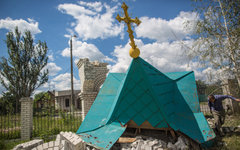 Разрушенный купол часовни в поселке Черевковка под Славянском © РИА Новости, Андрей Стенин Разрушенный купол часовни в Черевковке © РИА Новости, Андрей Стенин