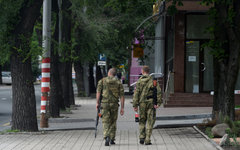 Ополченцы Донбасса на одной из улиц города Донецка © РИА Новости, Михаил Воскресенский Ополченцы Донбасса на одной из улиц города Донецка © РИА Новости, Михаил Воскрес