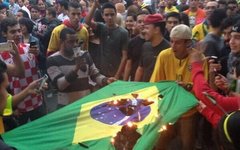 Болельщики жгут флаг Бразилии. Фото из Twitter ЧМ-2014 Болельщики жгут флаг Бразилии. Фото из Twitter ЧМ-2014