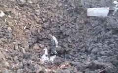 Воронка в Шахтерске. Стоп-кадр видео в YouTube Воронка в Шахтерске. Стоп-кадр видео в YouTube