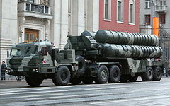 Зенитный ракетный комплекс С-400 «Триумф». Фото с сайта wikimedia.org Зенитный ракетный комплекс С-400 «Триумф». Фото с сайта wikimedia.org