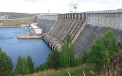 Плотина Усть-Илимской ГЭС. На переднем плане — слив. Фото с сайта wikimedia.org Плотина Усть-Илимской ГЭС. На переднем плане — слив. Фото с сайта wikimedia.org
