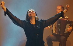 Фрагмент спектакля «Piaf! The Show». Предоставлено российскими организаторами Фрагмент спектакля «Piaf! The Show». Предоставлено российскими организаторами