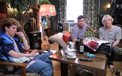 Кадр с сайта kino-teatr.ru Cериал «90-е. Весело и громко».