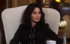 Фото с сайта kino-teatr.ru Заворотнюк доставлена в инвалидном кресле в клинику для тяжелобольных