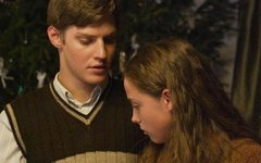 Кадр с сайта kino-teatr.ru Патриоты-активисты сорвали показ «блокадной» комедии в Москве