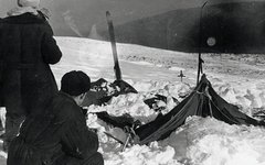 Палатка группы Дятлова. Фото с сайта wikimedia.org Палатка группы Дятлова
