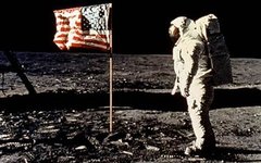 Астронавт Эдвин Олдрин у американского флага (архив НАСА) Астронавт Олдрин у флага