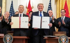 Фото с сайта whitehouse.gov Президент США Дональд Трамп и вице-премьер Госсовета КНР Лю Хэ