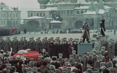 Кадр с сайта kinopoisk.ru Минкульт не выдал прокатного удостоверения «Прощанию со Сталиным»