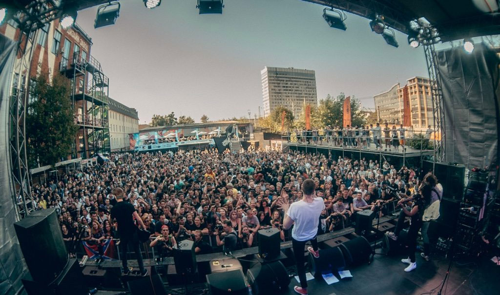 Дизайн концерт. Саммер саунд флакон. Summer Sound флакон фестиваль. Завод флакон концертная площадка. Флакон Москва концертный зал.